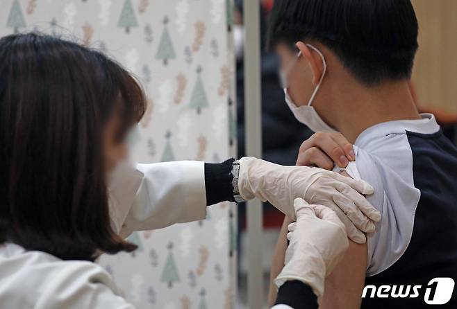 한 중학생이 코로나19 백신을 접종하고 있다. 2021.12.20/뉴스1 © News1 장수영 기자