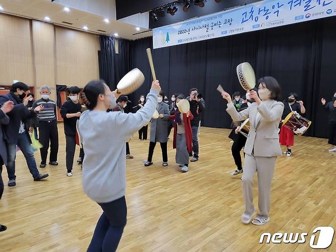 18일 전북 고창군 농악전수관을 방문한 김혜경씨가 연수생들과 함께  농악장단에 맞춰 소고춤을 추고 있다. 2022.01.18/© 뉴스1 박제철 기자