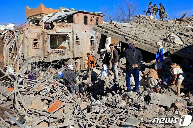 예멘 수도 사나에 18일 사우디아라비아 주도 연합군이 공습을 가하면서 건물이 형체 없이 무너졌다. © AFP=뉴스1