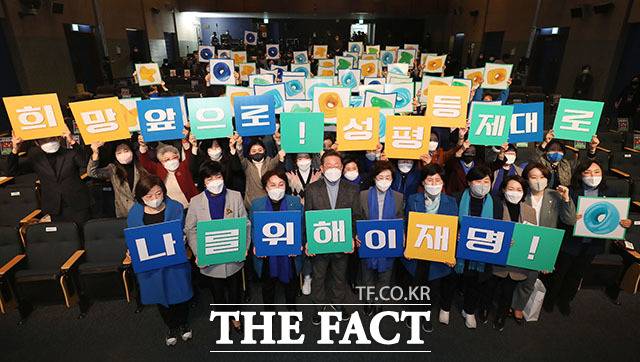 이재명 더불어민주당 대선 후보가 18일 오후 서울 마포구 누리꿈스퀘어에서 열린 중앙선대위 여성위원회 필승결의대회에서 참석자들과 기념촬영을 하고 있다. /국회사진취재단