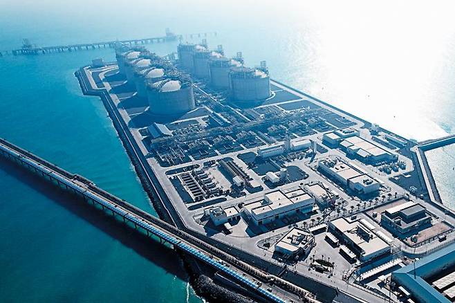 현대엔지니어링이 지난해 11월 완공한 쿠웨이트 알주르 LNG 생산기지의 모습. 세계 5위 규모 프로젝트로 수출입은행, 무역보험공사, 가스공사 등 공기업과 국내 기업 130여곳이 함께 참여했다. /현대엔지니어링
