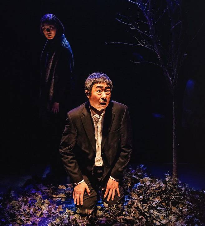 연극 ‘조치원‘에서 만국(이대연)은 아버지의 죽음 이후 등장한 ‘형’이라는 아버지와 싸운다. /사진작가 김솔