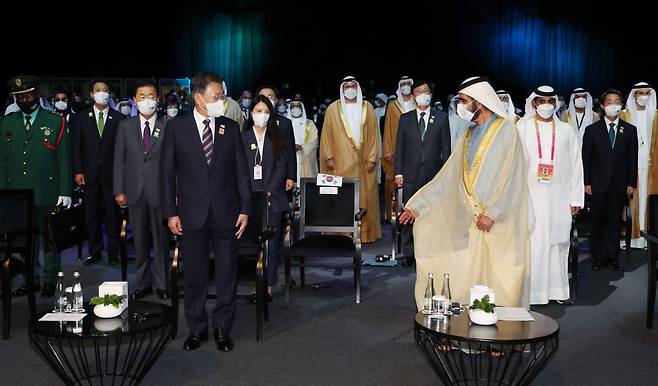문재인 대통령이 17일(현지 시각) 아랍에미리트(UAE) 두바이 엑스포 전시센터에서 열린 아부다비 지속가능성주간  개막식 및 자이드상 시상식에 무함마드 빈 라시드 알막툼 UAE 총리 겸 두바이 군주와 참석하고 있다. /연합뉴스