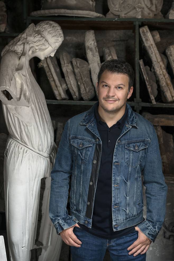 프랑스 파리의 ‘로렌치 아틀리에’를 배경으로 카메라 앞에 선 기욤 뮈소. 신간 제목이자 영감을 준 ‘센 강의 이름 모를 여인’ 데스마스크(죽은 자의 안면상)가 전시된 공방이다. /Emanuele Scorcelletti