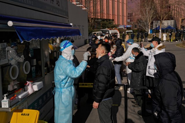16일 중국 베이징의 한 임시선별검사소에서 주민들이 코로나19 검사를 받고 있다. 베이징=AP/뉴시스