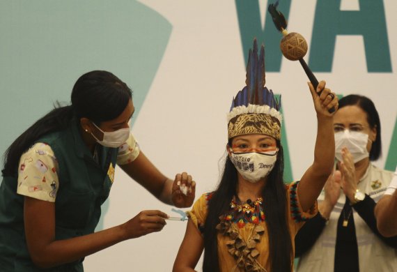 브라질 의료진이 브라질 아마존에 흩어사는 아마존의 한 부족에게 코로나19 백신을 접종시키고 있다. /사진=AP뉴시스
