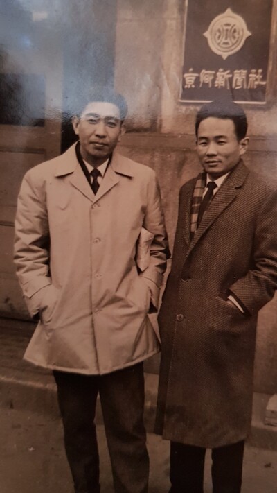1960년대초 경향신문 기자 시절 고 임판호(오른쪽)씨와 김경래 전 <경향신문> 편집국장. 유족 제공
