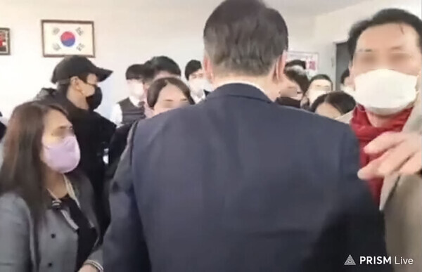 무속인 전아무개씨(맨 오른쪽)가 지난 1일 선거대책본부 산하 네트워크 본부 사무실을 방문한 윤석열 국민의힘 대선 후보를 안내하고있다. 유튜브 화면 갈무리