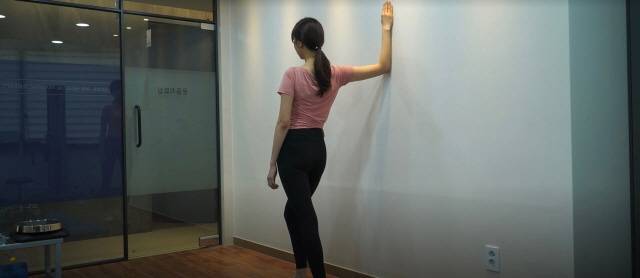 소흉근 스트레칭/사진=서울준재활의학과의원 제공