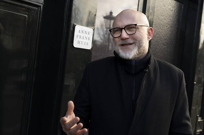 안네 프랑크 가족의 밀고 사건을 추적하는 프로젝트를 기획한 다큐멘터리 제작자 타이스 바이엔스가 17일 네덜란드 암스테르담에서 열린 인터뷰에서 질문에 답하고 있다. | AP연합뉴스