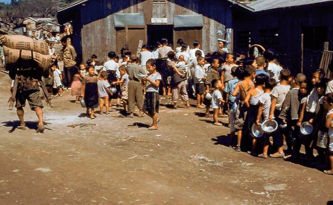 .1953년 한국전쟁 당시 식사 배급을 기다리는 부산 우암동 피란민촌 아이들. 스웨덴 대사관 제공