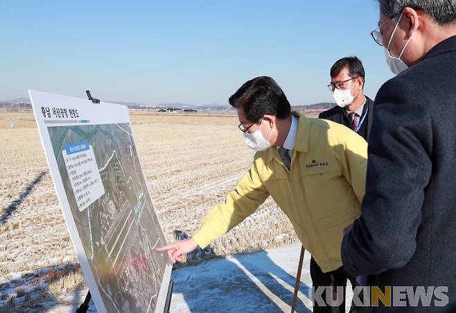 양승조 충남지사가 18일 서산공항 사업 예정지를 둘러보며 현장 점검을 하고 있다.