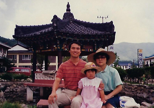 김의식(왼쪽) 목사가 1986년 서울 노량진교회 전도사 시절 문채성 사모, 큰 딸 한나와 함께 휴가를 떠난 모습.