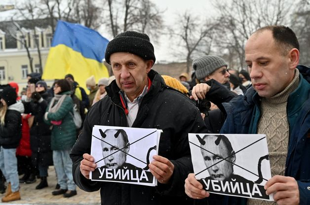 8일(현지시간) 러시아의 침공 가능성 고조 속 우크라이나 키예프에서 블라디미르 푸틴 러시아 대통령을 ‘살인자’로 묘사한 사진을 들고 시민들이 시위를 하고 있다.  (C) AFP=뉴스1