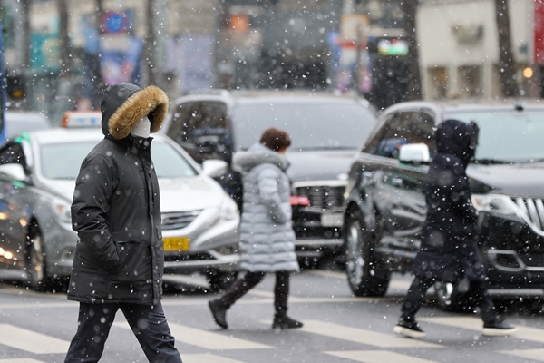 오는 19일 서울의 아침 기온이 영하 7도까지 떨어지고 전국 곳곳에 눈이 내릴 전망이다. 사진은 지난 17일 서울 종로구 조계사앞 사거리에서 시민들이 눈을 맞으며 걷는 모습. /사진=뉴스1