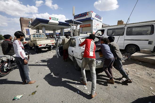 후티 반군이 장악한 예멘 수도 사나가 연일 심각한 연료 부족 사태를 겪고 있는 가운데 17일(현지시간) 예멘 남성들이 기름이 떨어져 움직이지 않는 차량을 주유소까지 밀고 있다. 사우디아라비아와 아랍에미리트(UAE)는 전쟁에 시달리는 예멘에 대한 연료 수출을 엄격히 제한하고 있다. 예멘 석유회사는 유엔(UN)에 사우디-UAE가 해상 봉쇄를 해제하도록 압력을 가할 것을 촉구하면서 연료 부족 사태가 앞으로 수일 안에 더욱 악화할 것이라고 경고했다. [EPA]