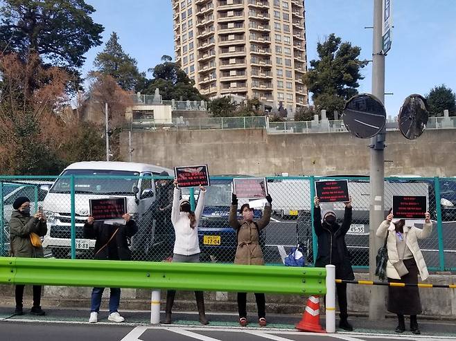 일본 시민들이 19일 도쿄의 주일한국대사관 앞에서 개 식용에 반대하는 팻말 등을 들고 시위하고 있다. 도쿄=김청중 특파원