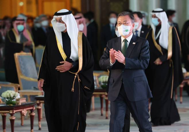 문재인 대통령이 18일(현지시간) 사우디아라비아 리야드 한 호텔에서 열린 한-사우디 스마트 혁신포럼에 참석하고 있다.(사진=연합뉴스)