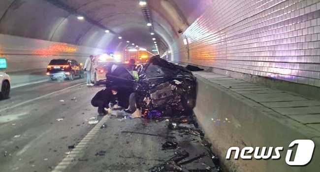 19일 낮 11시3분쯤 강원 인제군 상남면에 위치한 서울양양고속도로 양양방향의 한 터널에서 승용차 1대가 터널 벽에 충돌하는 사고가 발생, 1명이 숨지고 2명이 중상을 입었다. (강원도 소방본부 제공) 2022.1.19/뉴스1