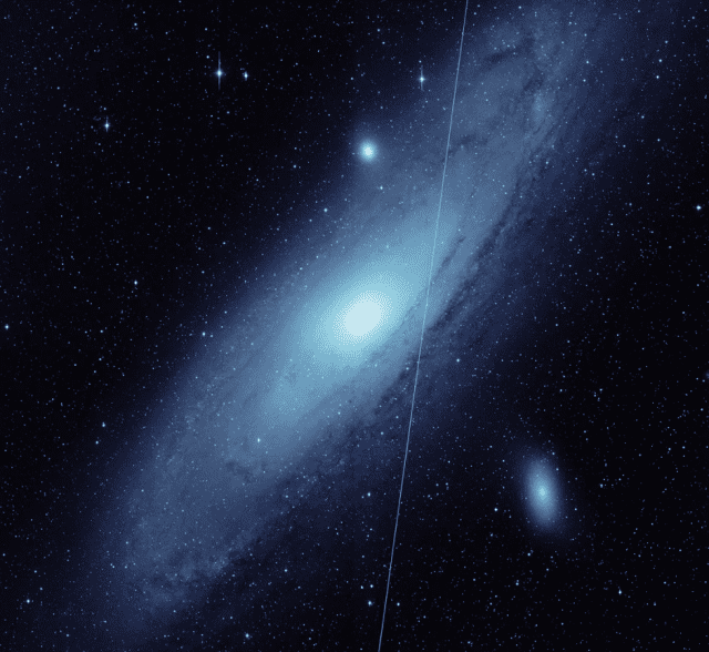 ZTF가 촬영한 안드로메다 은하 사진에 줄무늬를 드리운 스타링크 위성. 이 사진은 작년 5월 19일 황혼 동안 촬영됐다. (사진=칼텍/ZTF)