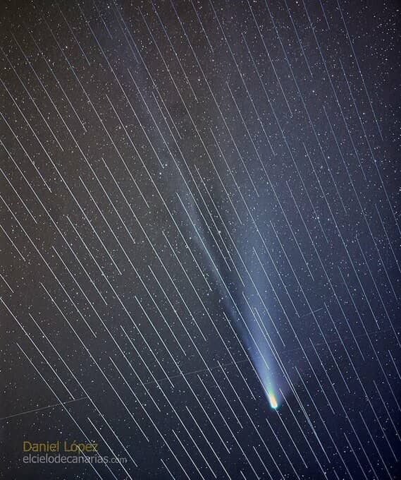과거 노팅엄 대학 천문학과 교수 마이클 메리필드가 공개한 스타링크 위성이 시야를 가리고 있는 네오와이즈 혜성 사진 (사진=다니엘 로페즈, 트위터 @AstroMikeMerri)
