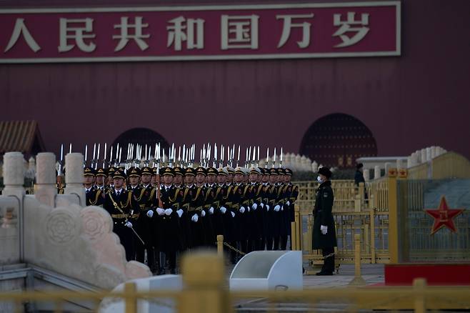 18일 중국군 의장대가 베이징 천안문 광장의 국기 하강식을 위해 행진하고 있다./AP 연합뉴스