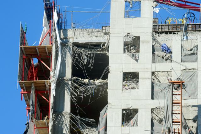 18일 오후 광주 서구 화정동 현대산업개발 아파트 신축공사 붕괴사고 현장에 제거되지 못한 잔해물이 보이고 있다. 뉴스1