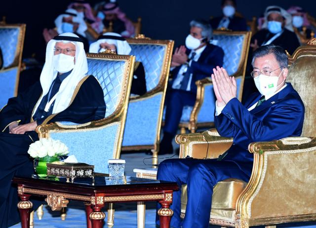 사우디아라비아를 방문 중인 문재인 대통령이 18일 리야드 리츠칼튼 호텔에서 열린 한-사우디 스마트 혁신성장 포럼 행사에 알 아즐란 사우디 상의 회장의 인사말에 박수를 치고 있다. 왼쪽은 압둘아지즈 사우디 에너지부 장관. 리야드= 왕태석 선임기자