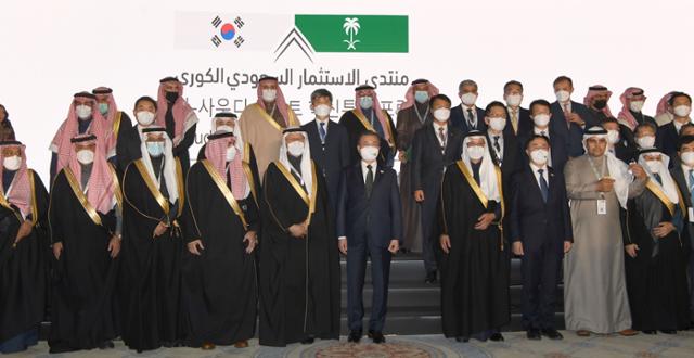 사우디아라비아를 방문 중인 문재인 대통령이 18일 리야드 리츠칼튼 호텔에서 열린 한-사우디 스마트 혁신성장 포럼 행사에서 참석자들과 기념촬영을 하고 있다. 리야드= 왕태석 선임기자