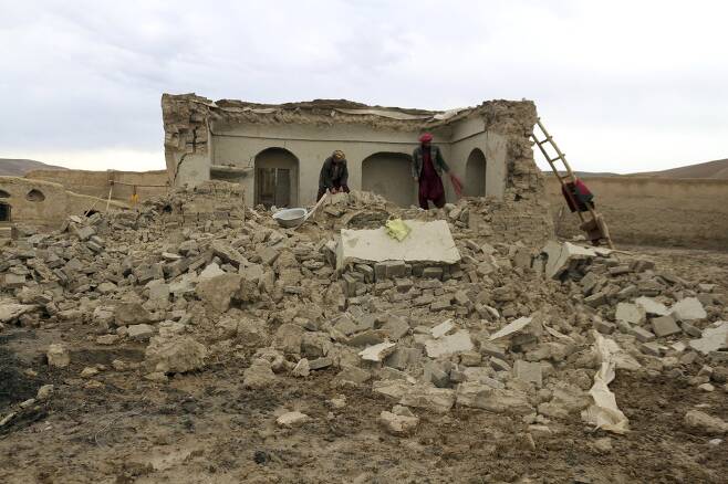 지난 17일 아프가니스탄 서부지역 지진으로 3개 마을 800여채의 집이 무너졌다. Abdul Raziq Saddiqi=연합뉴스