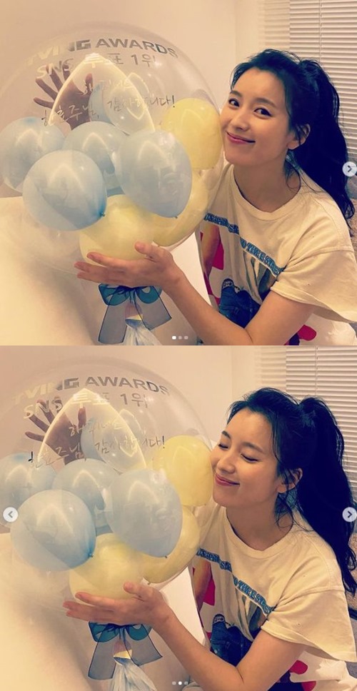 Actor Han Hyo-joo has revealed his current state of beautifulness.Han Hyo-joo posted an article and a photo on his instagram on the afternoon of the 19th, Oh, happy! Thank you # Happiness.Inside the picture is a picture of him holding a party balloon.Along with the sleek side, Han Hyo-joo boasted a pure visual, as well as bright energy with a bright smile.In another photo, he was seen with his eyes closed and a bright smile.With doll-like beauty and smallpox, Han Hyo-joo made fans feel excited and admiration.Meanwhile, Han Hyo-joo will appear in the movie Pirates: The Goblin Flag, which will be released on the 26th.