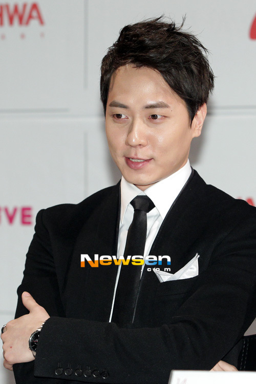 Group Shinhwa member Andy (real name Lee Sun-ho) marries an announcer.Andys agency, Tiopi Media, said on January 19, Andy is preparing to marry. I will officially announce it when the wedding date is confirmed.As a result of the agency confirmation, the prospective wife is a 9-year-old announcer who has been devoted to Andy for about a year.The agency said that the bride was in the broadcasting industry, but he did not talk about the details.Earlier, Andy posted a handwritten letter on the SNS and told his fans his marriage news first.I have a person who wants to be together for a lifetime, who makes me laugh at hard moments and saves me a lot, he said. I am now trying to live a life together rather than alone.This makes Andy the third married man among the Shinhwa members, who in 2017 married 12-year-old actor Na Hye-mi.Member Jun Jin married Ryu I-seo, a three-year-old younger airline crew member, in 2020.Andy, who made his debut as a solver in Shinhwa 1st album in 1998, has been actively engaged in solo singer activities and broadcasting activities as well as team activities, and has been loved by domestic and foreign fans.Hi to the Shinhwa creators. Hi, this is Shinhwa Andy.2022 is the 24th year since I met Shinhwa as a Shinhwa.There have been as many things as there have been years, but there is infinite love and support that you have sent me. Thank you very much.Today, I wanted to tell you the first thing about this news.I have a man who wants to spend my life together, who makes me laugh at hard times and saves me a lot, and now I want to live a life together rather than alone.Please bless my new start and join me with a warm eye, and I will continue to show a better picture as Andy of Shinhwa.
