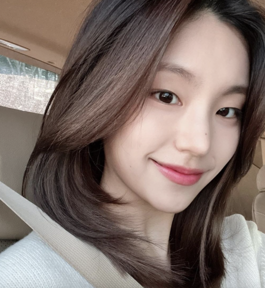 Yezi, a member of the girl group ITZY, has recently told fans through selfie photos.Yezi posted a picture on the official SNS of ITZY on the afternoon of the 19th and commented, Its been a long time.The uploaded photo shows Yezi taking a selfie in the car.A smile with a clear and transparent skin and a cute charm attracts attention.ITZY will hold its first fan meeting on February 19th.ITZY SNS