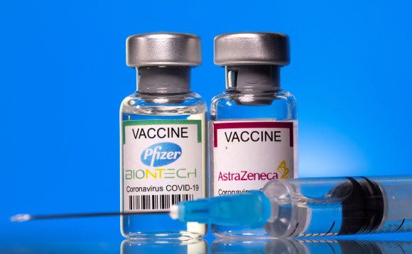 미국 화이자사와 영국 아스트라제네카(AZ)사의 코로나 백신. 로이터 연합뉴스