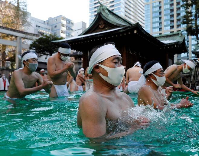 코로나19 극복 기원하는 냉수욕 행사 - 9일 일본 도쿄의 한 신사에 새해를 맞아 냉수욕을 통해 영혼을 정화하고 코로나19 극복을 기원하는 행사가 열리고 있다. 2022.1.9. 로이터 연합뉴스