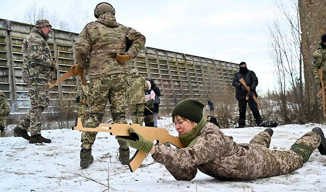 러시아 침공 대비 훈련하는 우크라이나 향토방위군 (키예프 AFP=연합뉴스) 우크라이나에 대한 러시아의 군사적 위협이 증대되고 있는 가운데 우크라이나 예비군 조직인 향토방위군 대원들이 지난해 12월 25일(현지시간) 수도 키예프 인근에서 군사훈련을 벌이고 있다. jsmoon@yna.co.kr