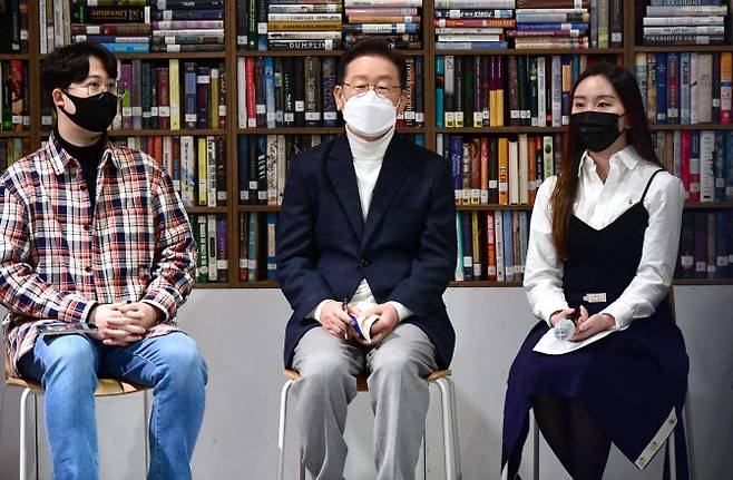 더불어민주당 이재명 대선 후보가 20일 서울 종로구 인사동 코트에서 청년문화예술인들과 간담회를 하고 있다. (사진= 공동취재)