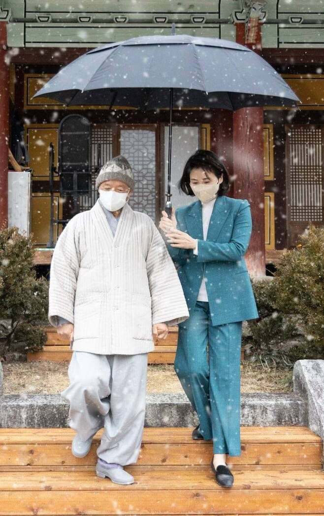 금산사 주지 스님(왼쪽)을 예방한 김혜경씨. (이재명 더불어민주당 대선 후보 페이스북 갈무리) © 뉴스1