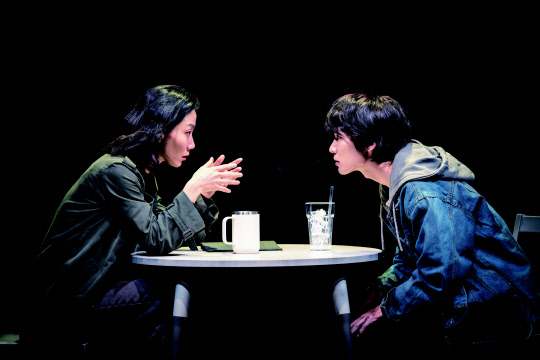 연극 '마우스피스' 공연에서 김신록(왼쪽) 장률이 열연하고 있다.
