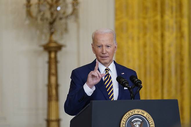 조 바이든 대통령이 19일(현지시간) 백악관에서 취임 1주년 기자회견을 하고 있다. 워싱턴/AP연합뉴스