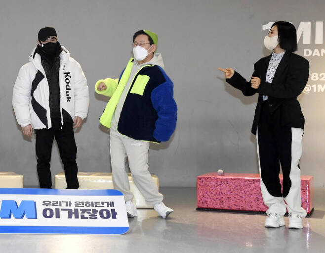 비니 쓴 이재명, 리아킴과 춤을 이재명 더불어민주당 대선 후보(가운데)가 20일 서울 성동구 원밀리언 댄스 스튜디오에서 리아킴(오른쪽) 등 댄서들과 만나 춤동작을 배우고 있다. 국회사진기자단