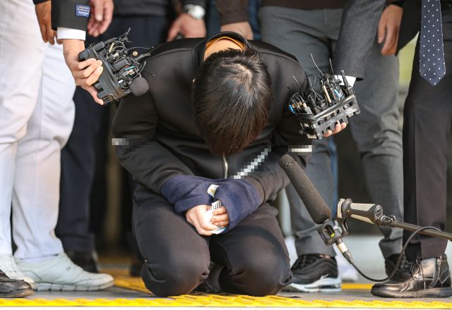 김태현이 지난해 4월 9일 검찰로 송치되기 위해 서울 도봉경찰서에서 나오다 무릎을 꿇고 피해자들에게 사죄하고 있다. 연합뉴스