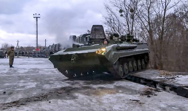19일(현지시간) 러시아 장갑차가 우크라이나와 국경을 맞대고 있는 러시아의 동맹국 벨라루스에 도착해 철도를 건너가고 있다. [AP]