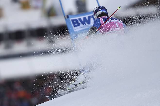 [아델보덴(스위스)=AP/뉴시스] 지난 1월8일 프랑스 스키선수 알렉시스 핀투로가 스위스 아델보덴에서 열린 알파인스키 남자 월드컵에서 스키를 타고 있다. 2022.01.20. *재판매 및 DB 금지