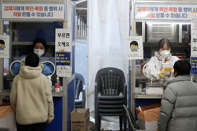20일 서울 송파구보건소 선별진료소에서 의료진이 신종 코로나바이러스 감염증(코로나19) 진단검사를 위한 검체를 채취하고 있다. 뉴시스