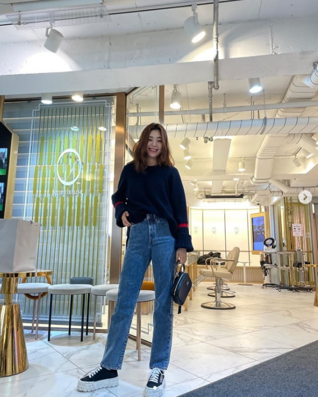 Actor Lee Young-eun has been in the mood.Lee Young-eun posted a picture on his instagram on the 21st with an article saying Its coming out to the bridge.Lee Young-eun in the public photo shows a sophisticated look wearing jeans and knit.Meanwhile, Lee Young-eun has a daughter in 2014 with a marriage with a fixed-line PD.Photo: Lee Young-eun SNS