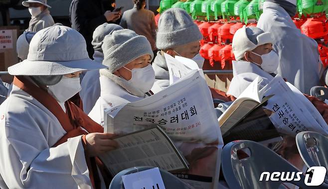 21일 오후 서울시 종로구 조계사에서 전국승려대회에 참석한 승려들이 발행물을 살펴보고 있다. 2022.1.21/뉴스1 © News1 장수영 기자