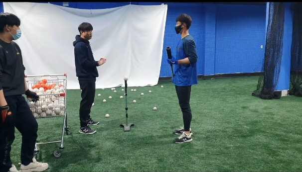 아카데미에서 조원빈(오른쪽)을 가르치는 신명철 대표(왼쪽). 사진제공=골든퓨처베이스볼