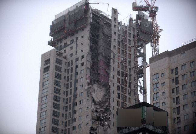 지난 11일 외벽이 무너져 내린 광주 서구 HDC현대산업개발 신축 아파트의 모습.ⓒ뉴시스