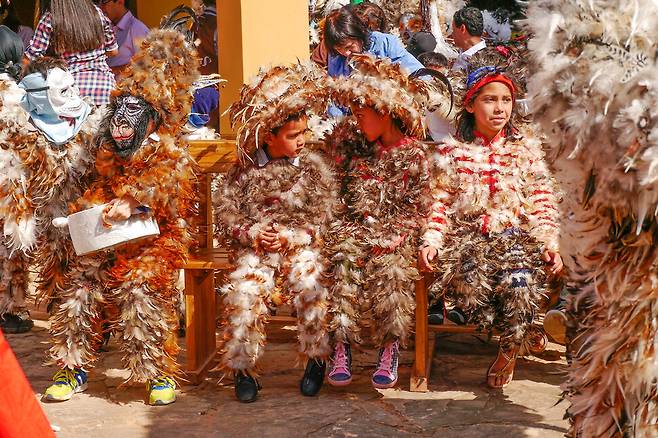 깃털 옷을 입고 산프란시스코 솔라노 축제에 참여한 아이들. 노동효 제공